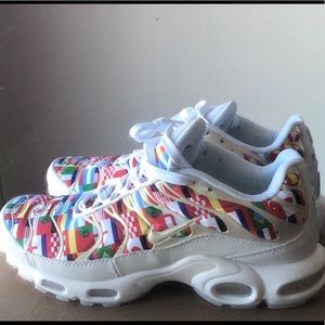 Nike air max plus flag pack.